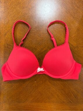 Victoria’s Secret 32B Body by Victoria red push up bra